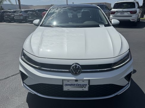 Used 2025 Volkswagen Jetta SE w/ Sunroof Package FWD image 3