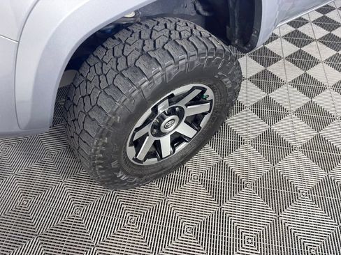 Used 2019 Toyota Tacoma TRD Sport w/ Technology Package AWD/4WD image 9