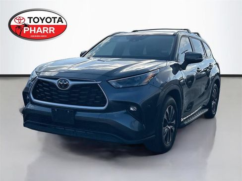 Used 2025 Toyota Highlander XLE FWD image 1