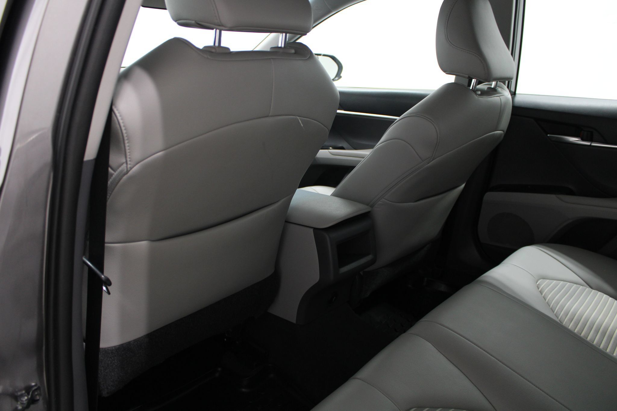 Used 2018 Toyota Camry SE FWD image 16