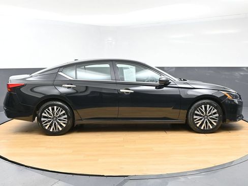 Used 2025 Nissan Altima 2.5 SV FWD image 39