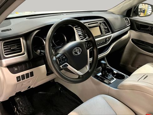 Used 2019 Toyota Highlander LE AWD/4WD image 17