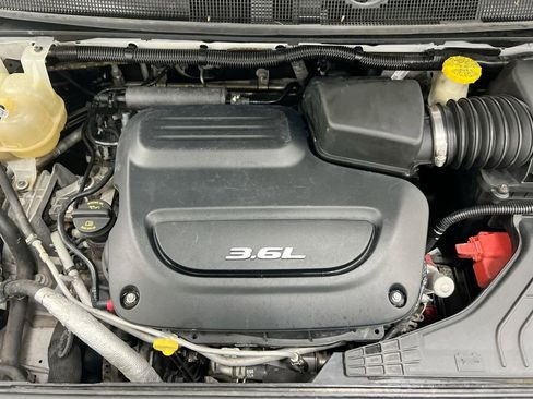 Used 2018 Chrysler Pacifica Touring-L FWD image 25