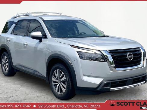 Used 2025 Nissan Pathfinder SL FWD image 1