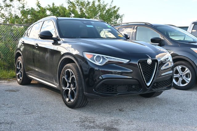 Used 2023 Alfa Romeo Stelvio Ti AWD/4WD image 2