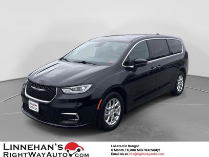Used 2025 Chrysler Pacifica Select