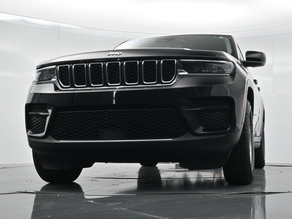 Used 2023 Jeep Grand Cherokee Laredo RWD image 27