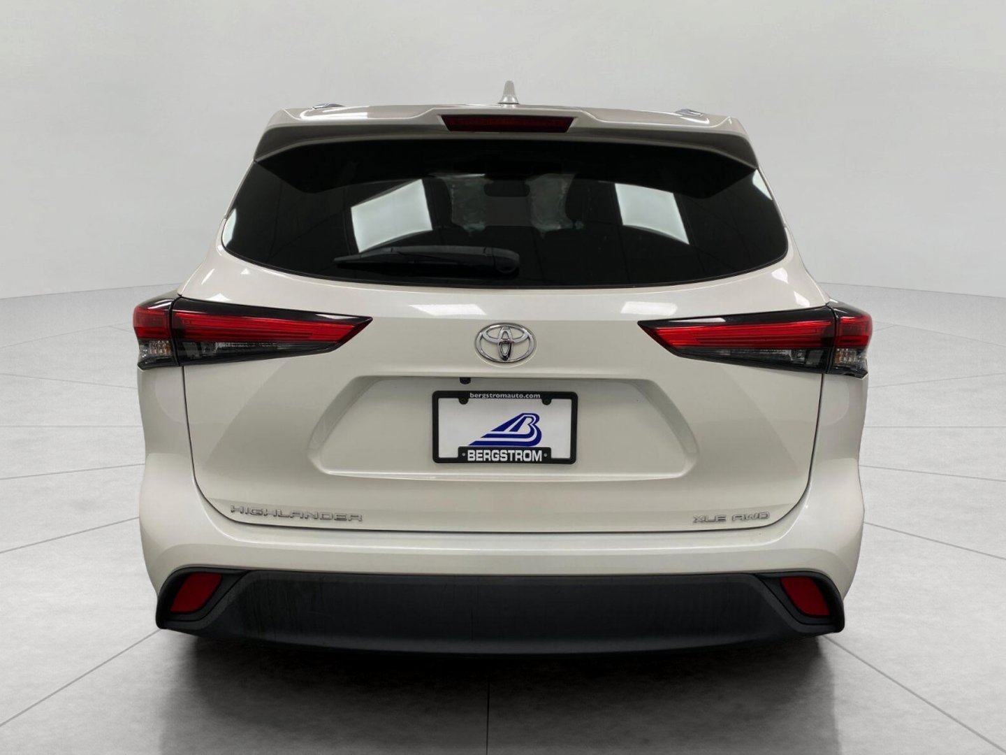 Used 2021 Toyota Highlander XLE AWD/4WD image 5