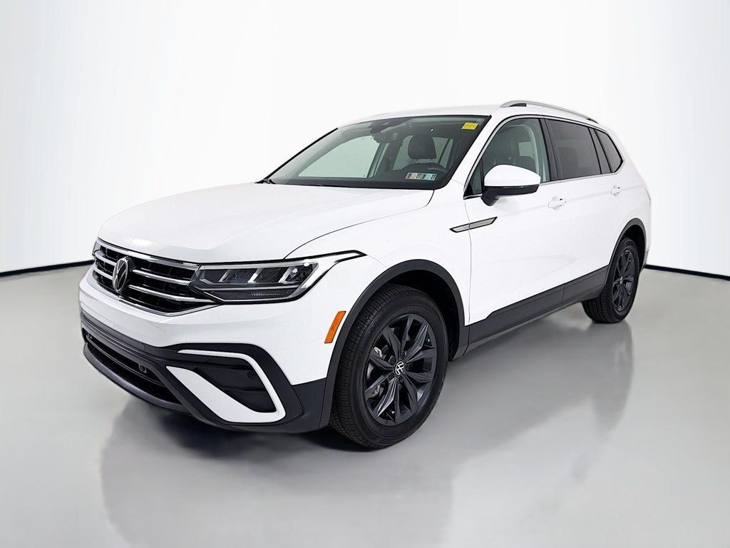 Used 2024 Volkswagen Tiguan SE w/ Panoramic Sunroof Package AWD/4WD image 3
