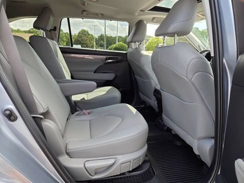 Used 2023 Toyota Highlander Limited AWD/4WD image 16