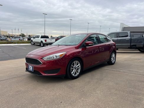 Used 2016 Ford Focus SE w/ SE Power Seat Package image 3