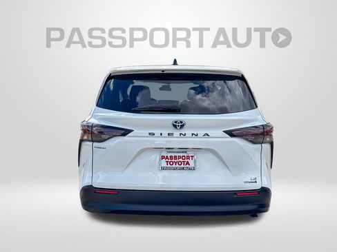Used 2023 Toyota Sienna LE image 6