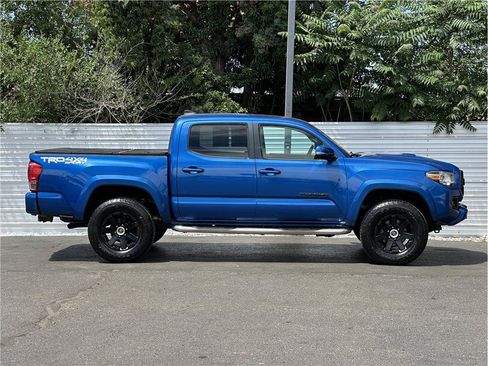 Used 2016 Toyota Tacoma TRD Sport w/ Premium & Technology Package AWD/4WD image 9