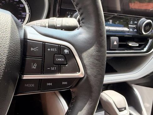 Used 2023 Toyota Highlander XLE AWD/4WD image 18