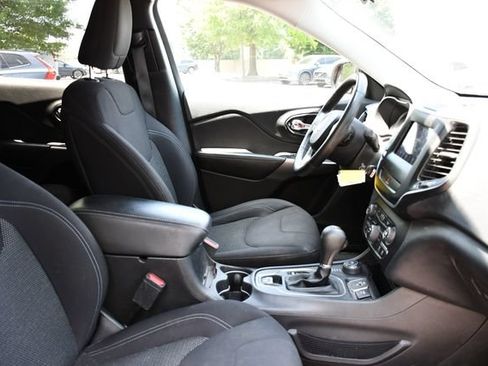 Used 2019 Jeep Cherokee Latitude w/ Cold Weather Group AWD/4WD image 24