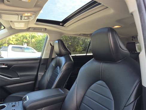 Used 2023 Toyota Highlander XLE image 26