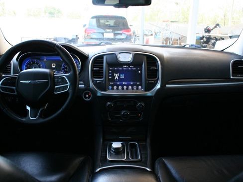 Used 2017 Chrysler 300 Limited RWD image 15