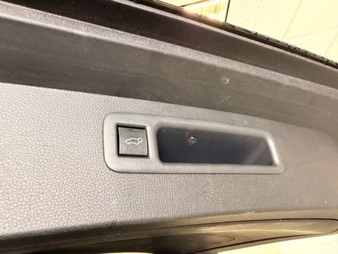 Used 2023 Toyota Highlander LE FWD image 17