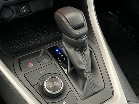 Used 2025 Toyota RAV4 XLE AWD/4WD image 20
