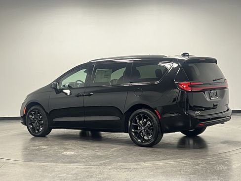 New 2026 Chrysler Pacifica Limited w/ S Appearance Package image 6