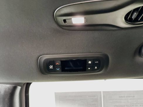 Used 2025 Chrysler Pacifica Select FWD image 28