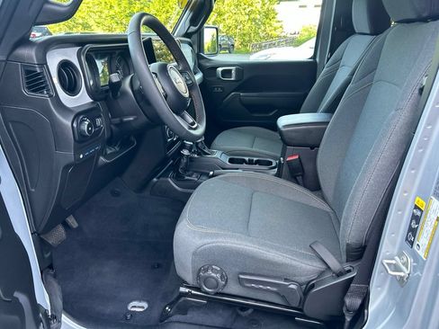 Used 2024 Jeep Wrangler Unlimited w/ Convenience Group AWD/4WD image 10
