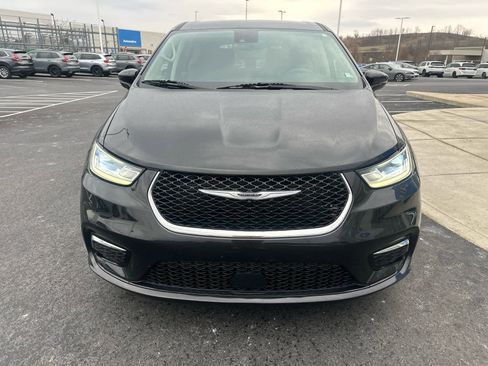 Used 2024 Chrysler Pacifica Touring-L image 3