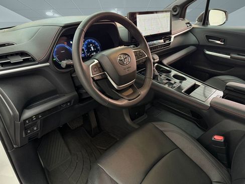 Used 2025 Toyota Sienna XSE image 4
