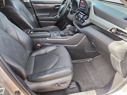 Used 2022 Toyota Highlander Platinum image 16