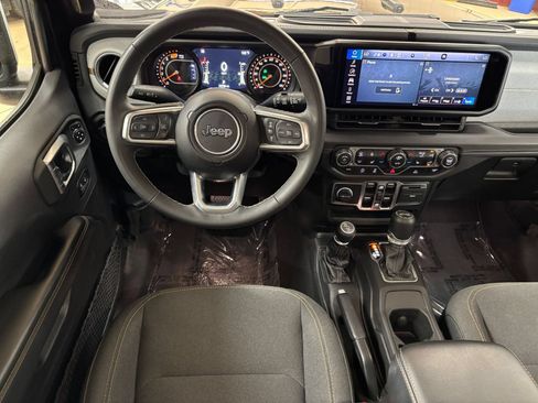 Used 2025 Jeep Wrangler Unlimited Sahara AWD/4WD image 34