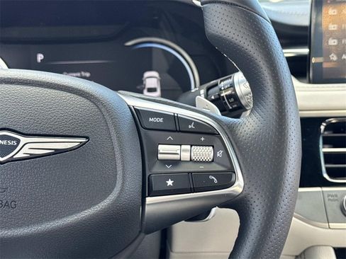 Used 2025 Genesis G70 2.5T image 9