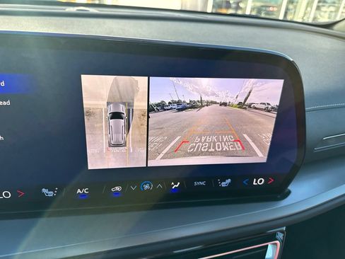 Used 2025 Chevrolet Traverse LT w/ Sun and Wheel Package FWD image 18