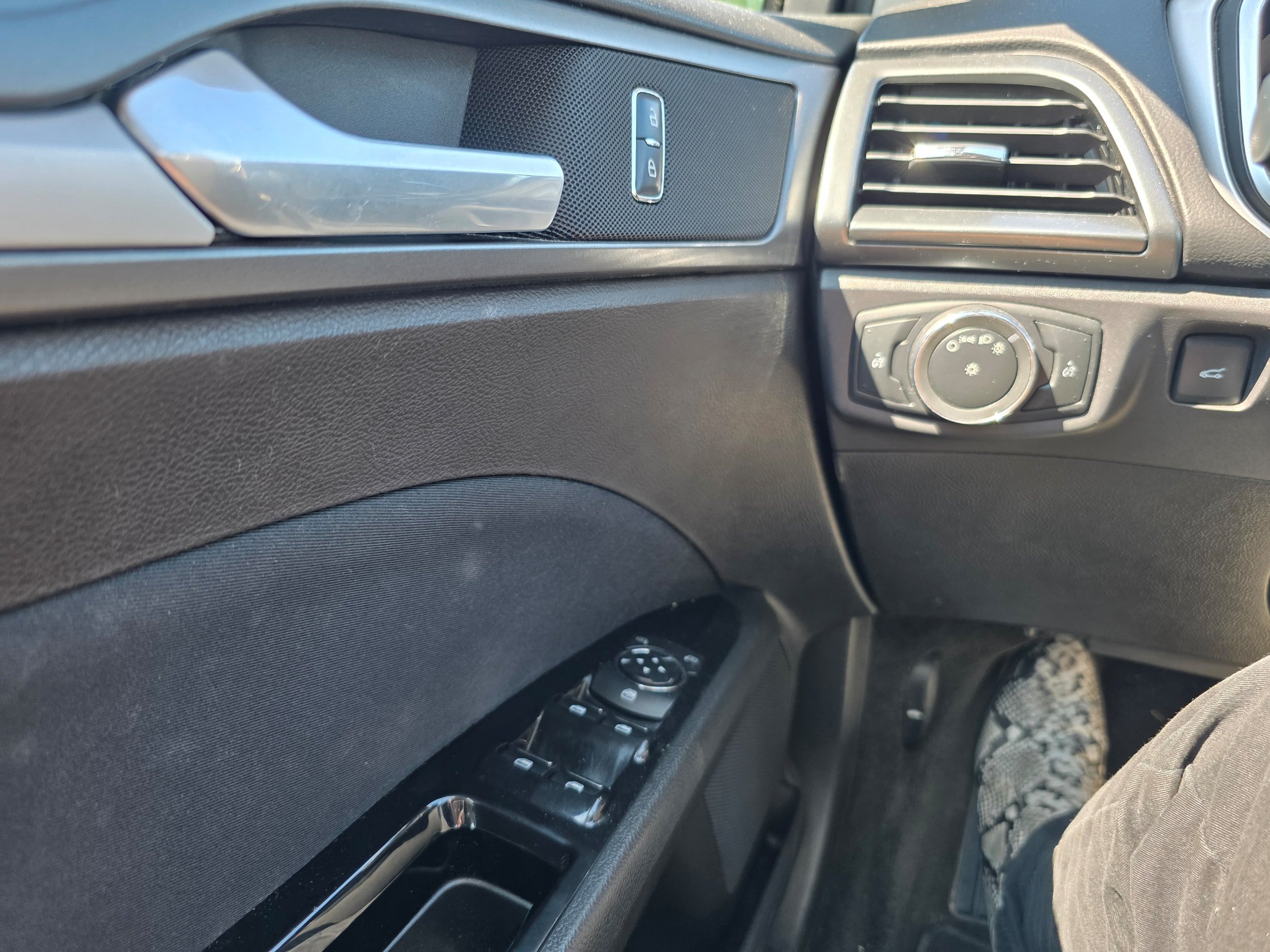 Used 2016 Ford Fusion SE FWD image 18