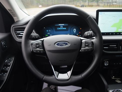 Used 2025 Ford Escape Platinum w/ Premium Technology Package image 4