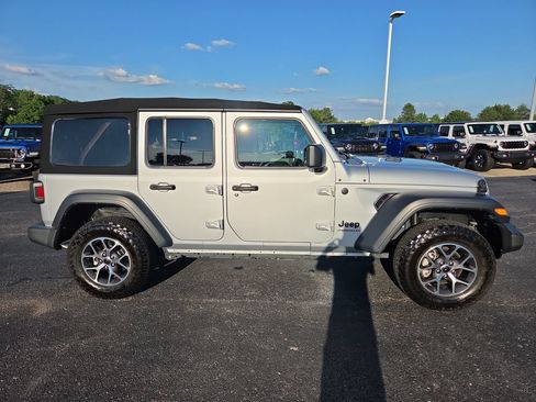 Used 2024 Jeep Wrangler Unlimited Sport AWD/4WD image 8