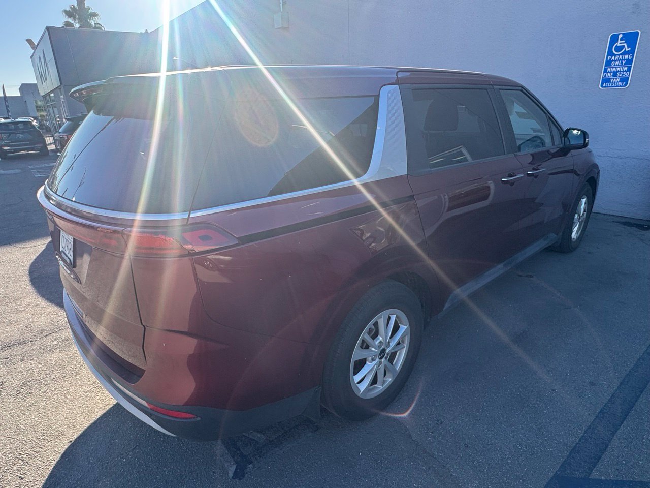 Used 2024 Kia Carnival LX FWD image 3