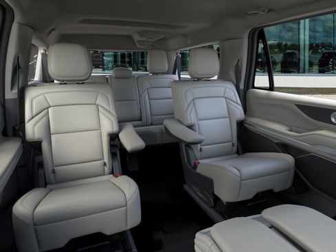 New 2026 Lincoln Navigator L Premier AWD/4WD image 11