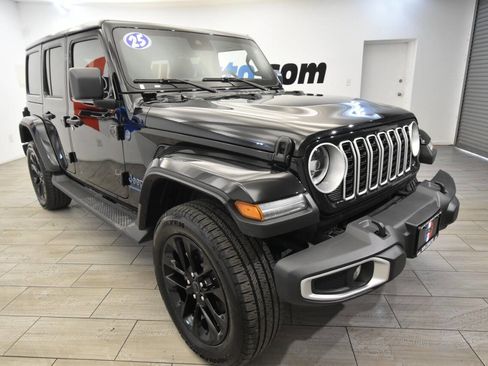 Used 2025 Jeep Wrangler Unlimited Sahara image 7