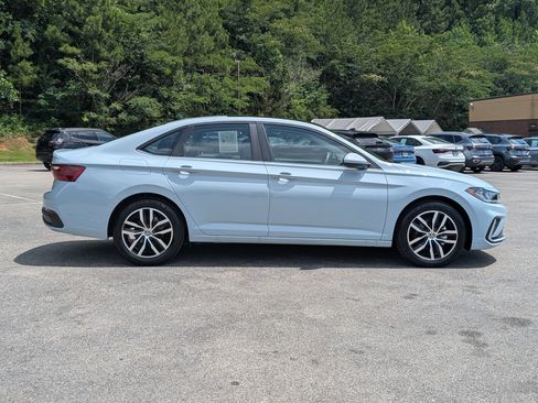 Used 2025 Volkswagen Jetta SE w/ Sunroof Package FWD image 10