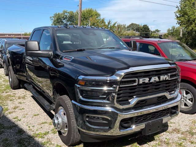 Used 2026 RAM 3500 Tradesman w/ Chrome Appearance Group A AWD/4WD image 4