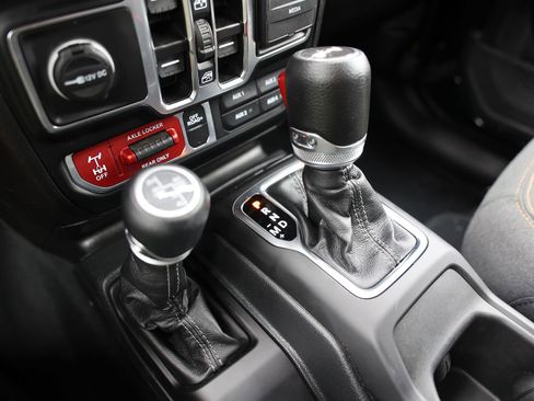 Used 2024 Jeep Wrangler Unlimited AWD/4WD image 33