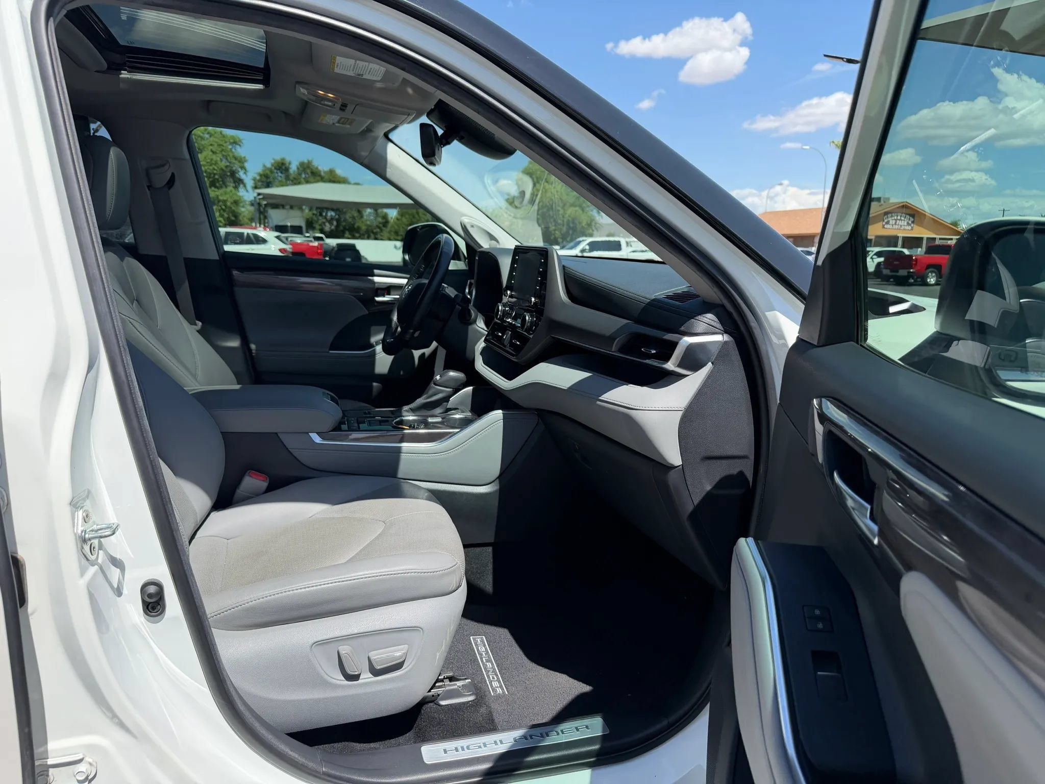 Used 2020 Toyota Highlander Limited FWD image 32
