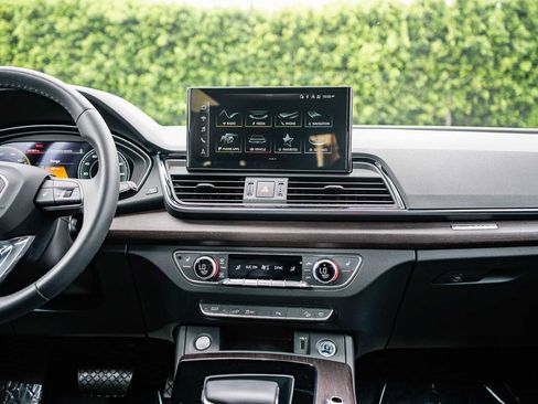 Used 2023 Audi Q5 e Premium w/ Convenience Package image 13