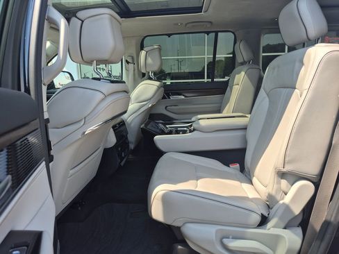 Used 2023 Jeep Grand Wagoneer Series II AWD/4WD image 16