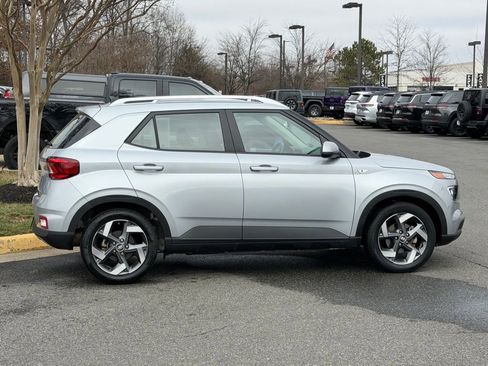 Used 2021 Hyundai Venue SEL w/ Cargo Package image 6