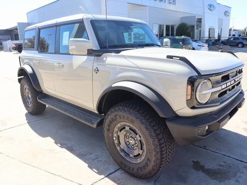 New 2025 Ford Bronco Outer Banks w/ Sasquatch Package image 1