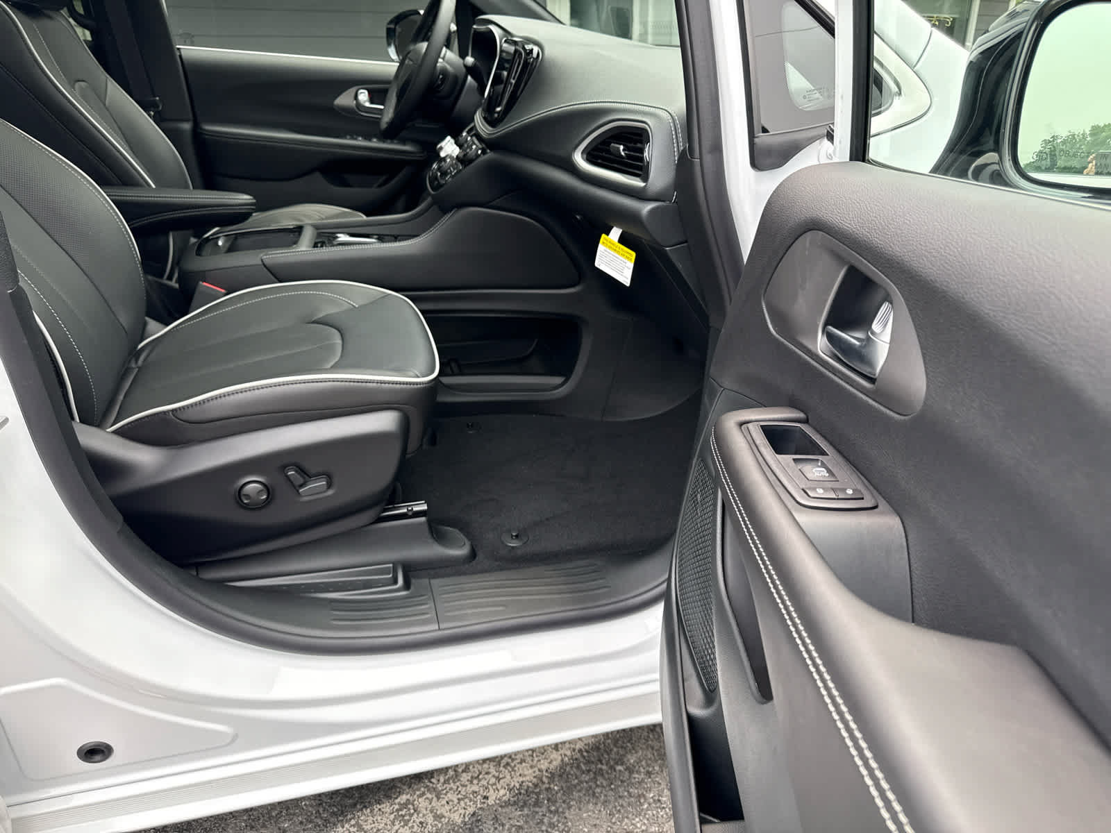 New 2027 Chrysler Pacifica Limited AWD/4WD image 13