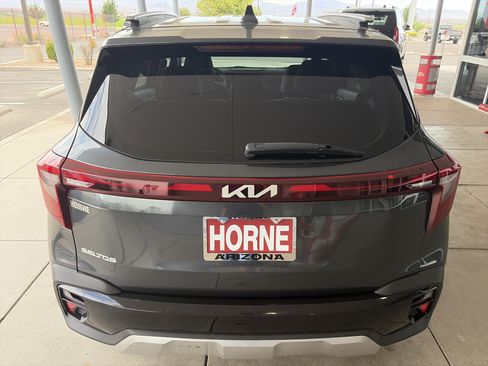 Used 2024 Kia Seltos EX FWD image 2