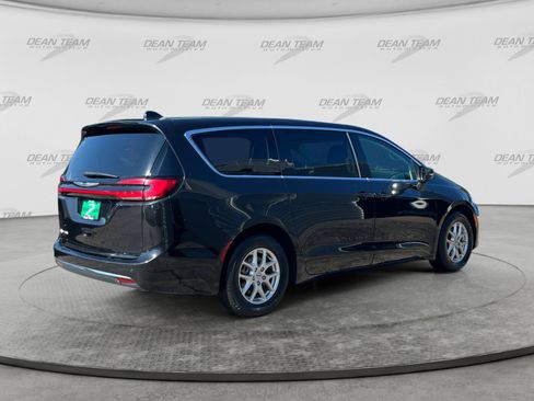 Used 2023 Chrysler Pacifica Touring-L FWD image 8