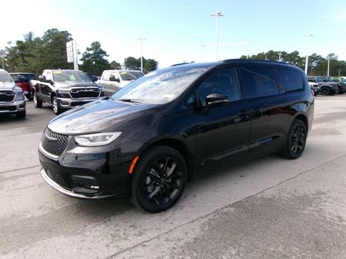 New 2026 Chrysler Pacifica Limited image 2